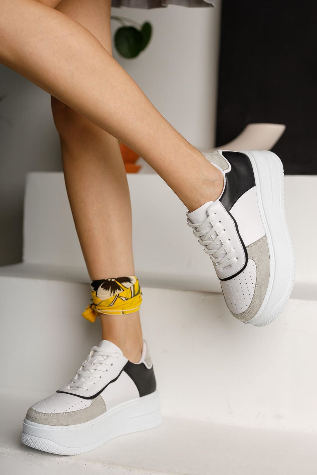 504 WOMEN Trainers Lace Up White & Black New Arrival