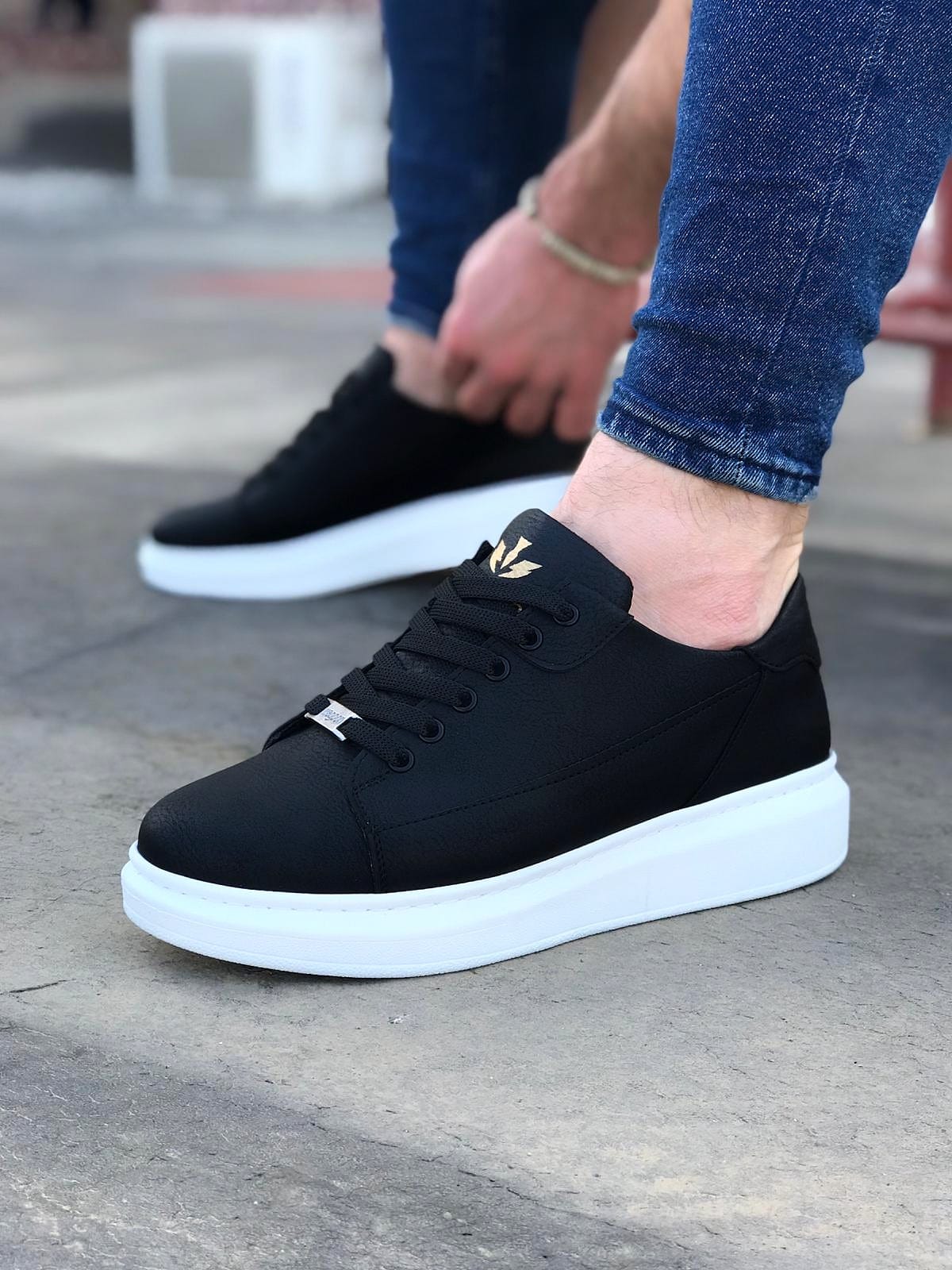 028 Mens Trainers Black & White